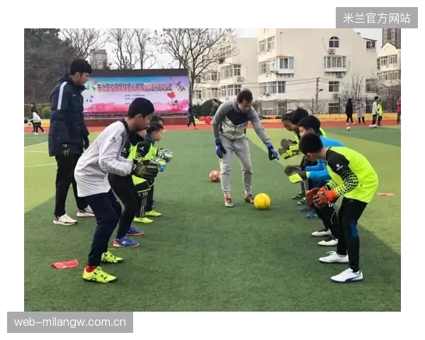 守门员高抛球处理训练：出击判断与落点控制同步训练