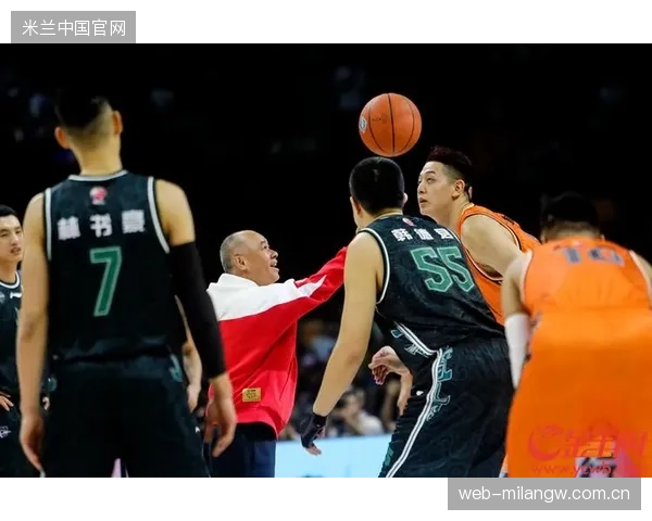 李宁再度轰动全场：重新尝试扣篮，全网笑疯！